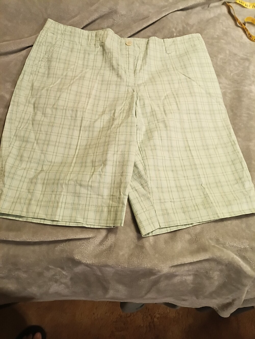 Liz & Co Stretch Plaid Bermuda Shorts. Size 16 Green Walking Resort Cruise